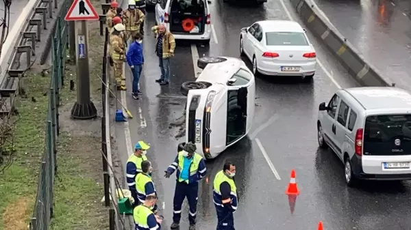 Okmeydanı bağlantı yolunda bariyerlere çarpan araç yan yattı