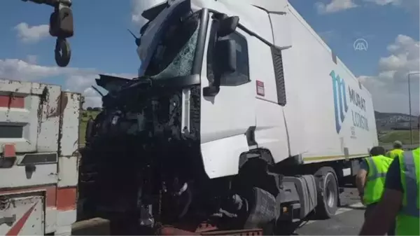 Kuzey Marmara Otoyolunda bariyerlere çarpan tırın sürücüsü yaralandı