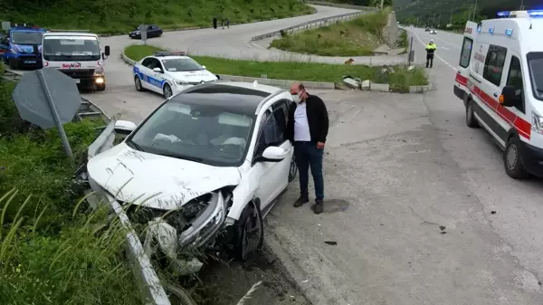 Samsun'da otomobil bariyere çarptı: 2 yaralı