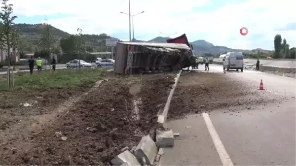 (TOKAT)Tokat'ta lastiği patlayan tır yan yattı