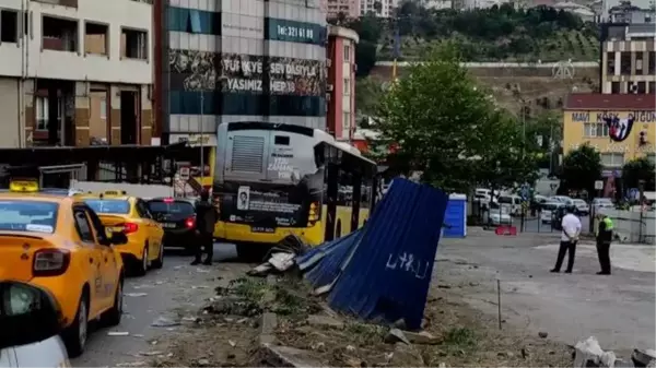 Kağıthane'de İETT otobüsü, metro inşaatının çevresindeki sac duvara çarptı