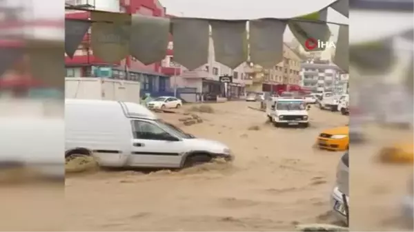 Araçlar sağanakta mahsur kaldı