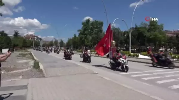 Kurtuluş Savaşı'nda cephanenin taşındığı İstiklal Yolu'nu motorla geçiyorlar