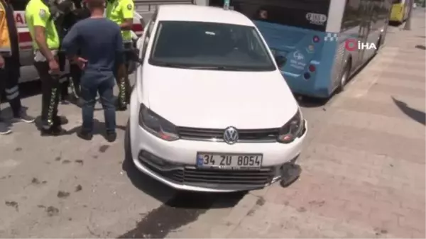 Ticari taksi benzin istasyonuna girmek için şerit değiştiren otomobile çarptı: 1 yaralı