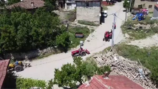 Traktör meraklısı baba, oğullarıyla aile boyu çiftçilik yapıyor