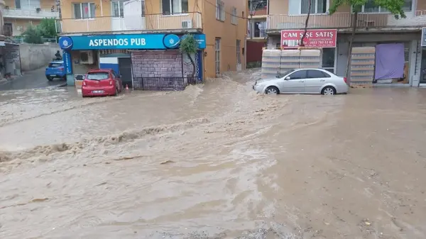 Sağanak su baskınlarına neden oldu