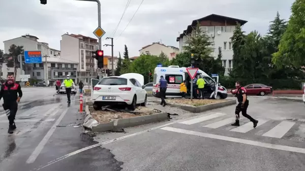 Kaza yapan aracın yangın tehlikesi ekipleri harekete geçirdi