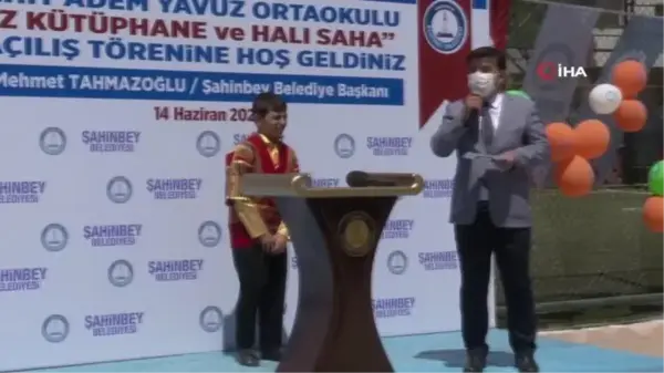 Şahinbey'den gençlere halı saha ve kütüphane