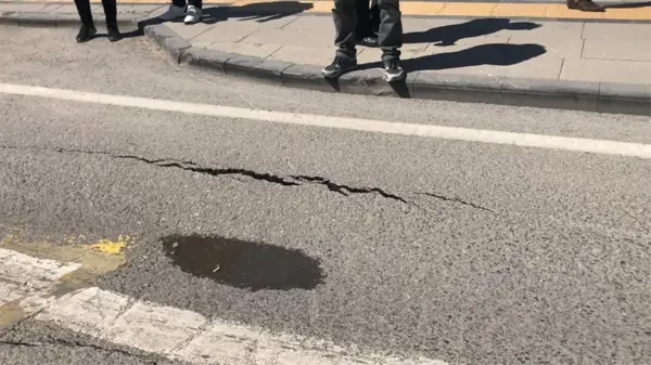 Patlayan su borusu yolu çökertti