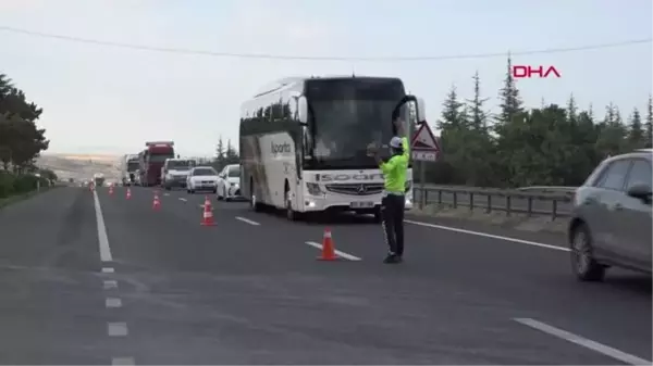 ESKİŞEHİR TIR'A ÇARPAN ARAÇTAKİ ANNE VE KIZI ÖLDÜ, BABA VE 2 OĞLU YARALANDI