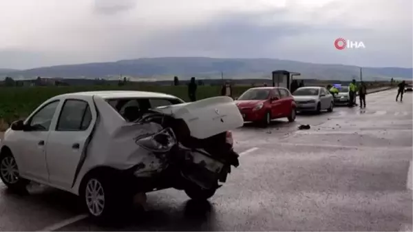 Son dakika haberi! Kaza yapanlara yardım eden ambulansa otomobil çarptı