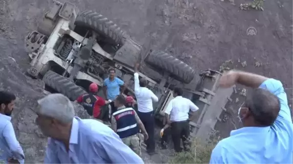 Şarampole devrilen iş makinesinin operatörü hayatını kaybetti