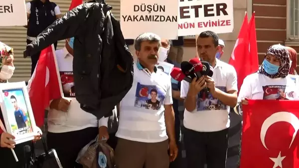 Evlat nöbetindeki baba, HDP il binasından çıkan oğlunun montunu gösterdi