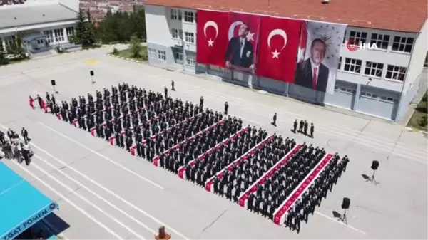 Polis adayları oyun havaları eşliğinde mezuniyetlerini kutladı