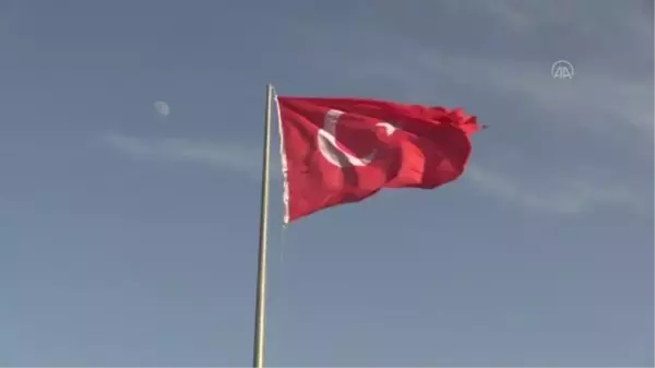 Her yıl bir dağın eteğine yansıyan 