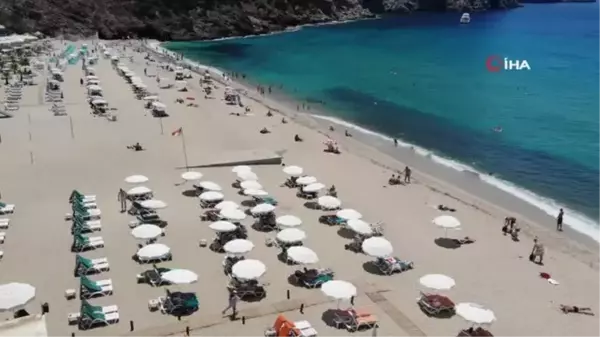 Antalya'da plajlar tıklım tıklım