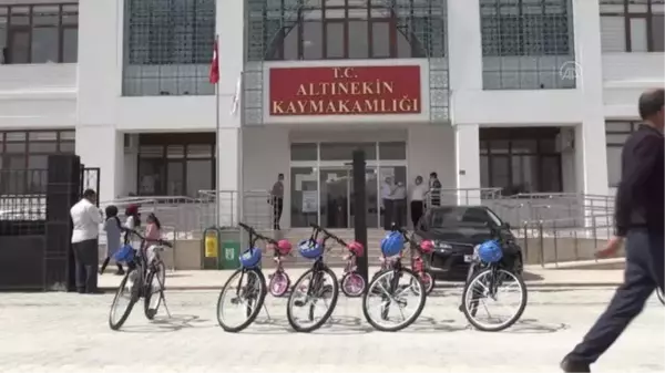 Son dakika... Bisikletin yaygın olmadığı ilçede çocukların yüzü kaymakamın sürpriziyle güldü