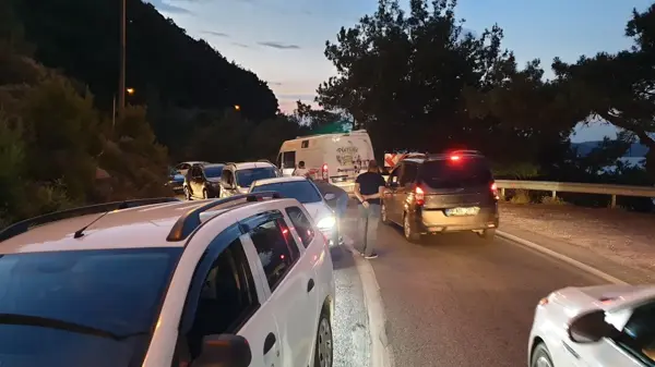 Çanakkale'nin Avrupa yakasındaki feribot iskelelerinde yoğunluk yaşanıyor