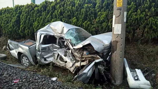 Yük treni ile kamyonet çarpıştı: 1 ölü