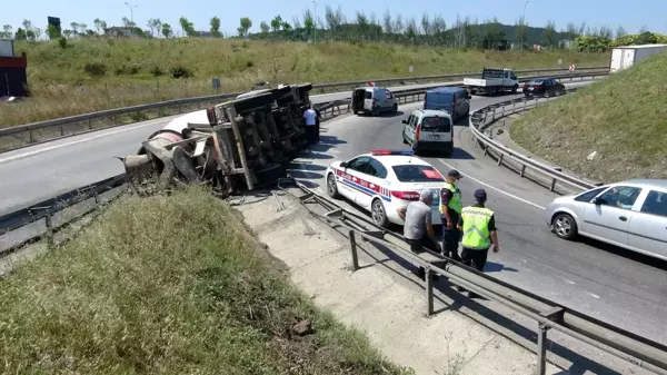 Tuzla'da beton mikseri yola devrildi: 1 yaralı