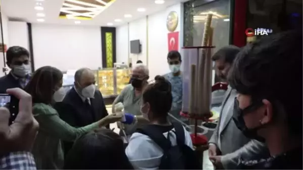 Dondurmacıda bakanla karşılaşınca şaşkınlıklarını gizleyemediler