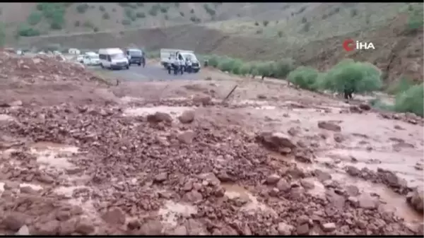 Heyelan nedeniyle kapanan yol ekiplerin çalışmasıyla yeniden açıldı