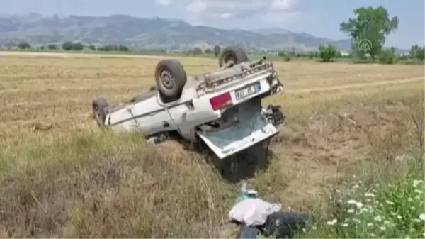 Devrilen otomobilin sürücüsü ile oğlu yaralandı