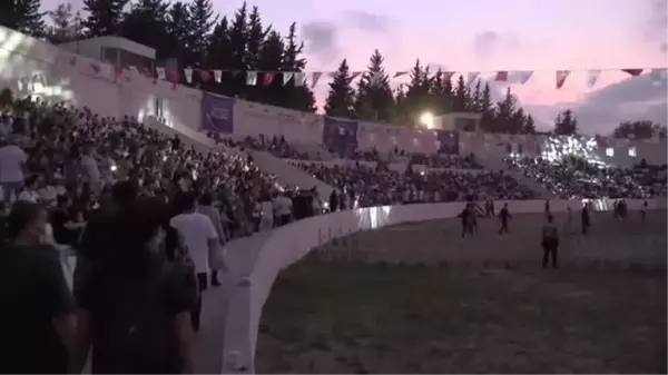 Sağlık çalışanlarına vefa konserinde, İlkay Akkaya sahne aldı