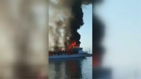 BALIKESİR - İskeleye bağlı gezi teknesi yandı