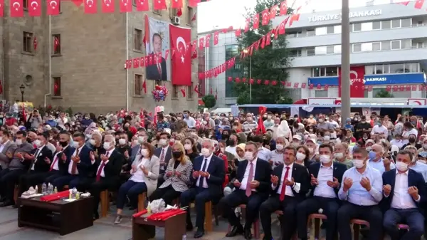 Isparta'da binlerce kişi demokrasi nöbetinde