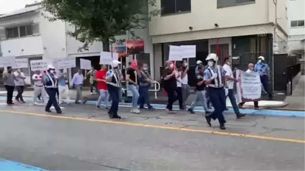 Japonya'da FETÖ'ye ait okulun önünde terör örgütü protestosu