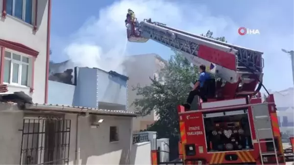 Yanan evdeki yaşlı kadını okuldaki öğretmen kurtardı