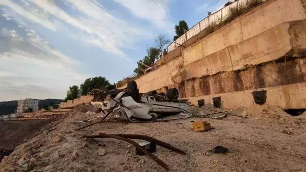 Maltepe'de freni boşalan kamyonet şarampole devrildi