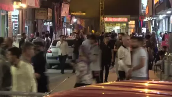 Yüksekova'da bayram alışverişi yoğunluğu gece geç saatlere kadar sürdü