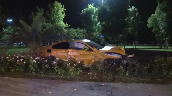 Caddebostan Sahili'nde kaza yapan sürücü lüks otomobilini bırakıp olay yerinden kaçtı