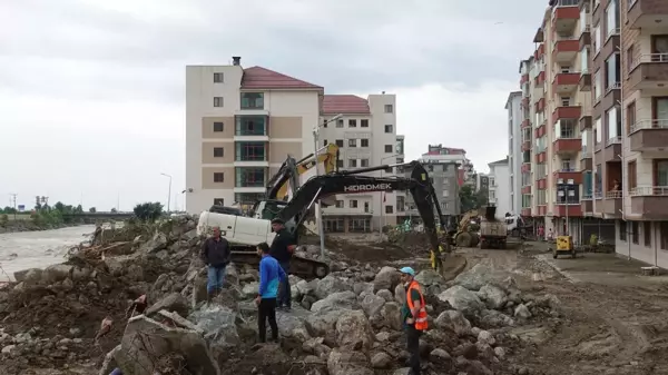 Arhavi'de hasar tespit ve temizlik çalışmaları devam ediyor