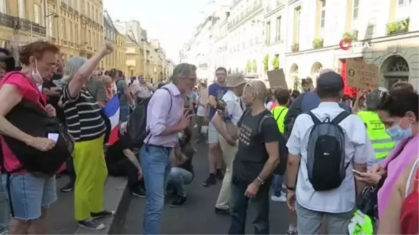 Fransa'da aşı karşıtları ve polis arasında arbedePolisten protestoculara gazlı müdahale