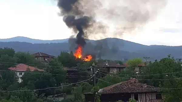 KASTAMONU - Yıldırım isabet eden evde yangın çıktı