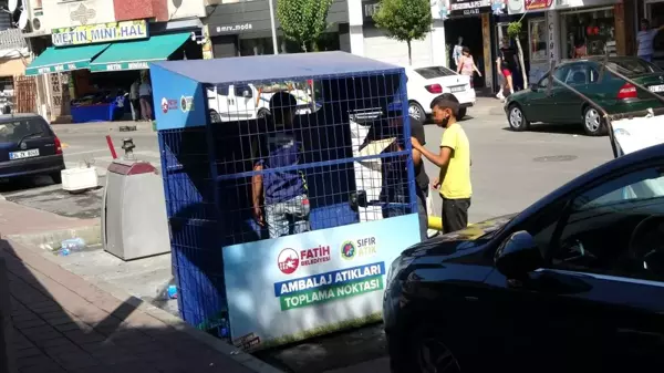 Son dakika haber... Fatih'te kağıt toplayan çocuklar belediyenin atık kutusuna girdi