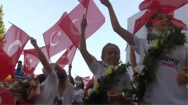 İZMİR'DE FERHAT ARICAN'A COŞKULU KARŞILAMA