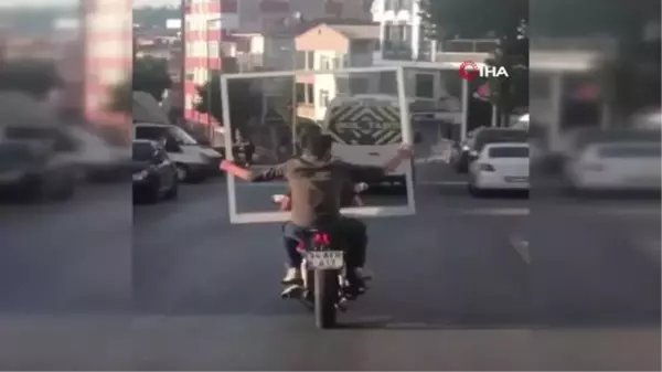 Koca çerçeveyi motosiklet üzerinde böyle taşıdılar