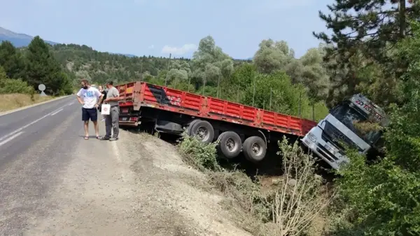 Kayganlaşan yolda şarampole uçan tırdan yara almadan kurtuldu