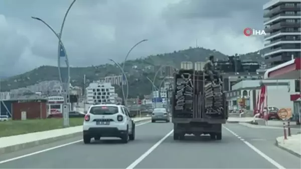 Kamyon kasasındaki iskeleler üzerinde tehlikeli yolculuk