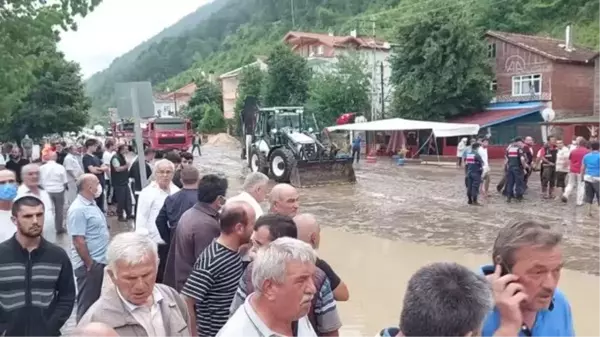 KASTAMONU - İnebolu'da sağanak nedeniyle su baskınları yaşandı