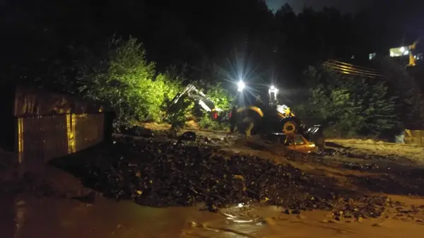 Kastamonu yolunda heyelan nedeniyle iki araç toprak altında kaldı