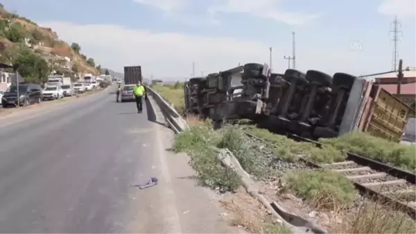 Tren hattına devrilen tırın sürücüsü yaralandı