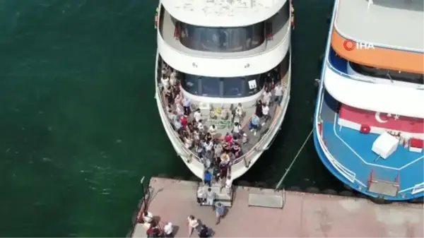 Büyükada İskelesi'ndeki yoğunluk