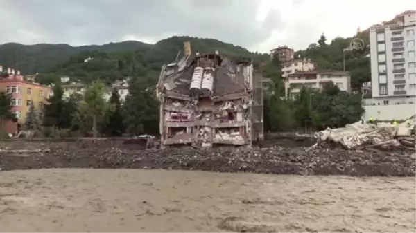 Son dakika haber... KASTAMONU - Sel nedeniyle yıkılan binanın altından yakınlarının sağ çıkmasını bekliyorlar