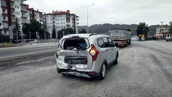 Kırmızı ışıkta bekleyen otomobile tır çarptı: 1 yaralı