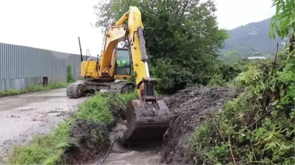 Ünye ilçesinde dere taştı, ev ve iş yerlerini su bastı